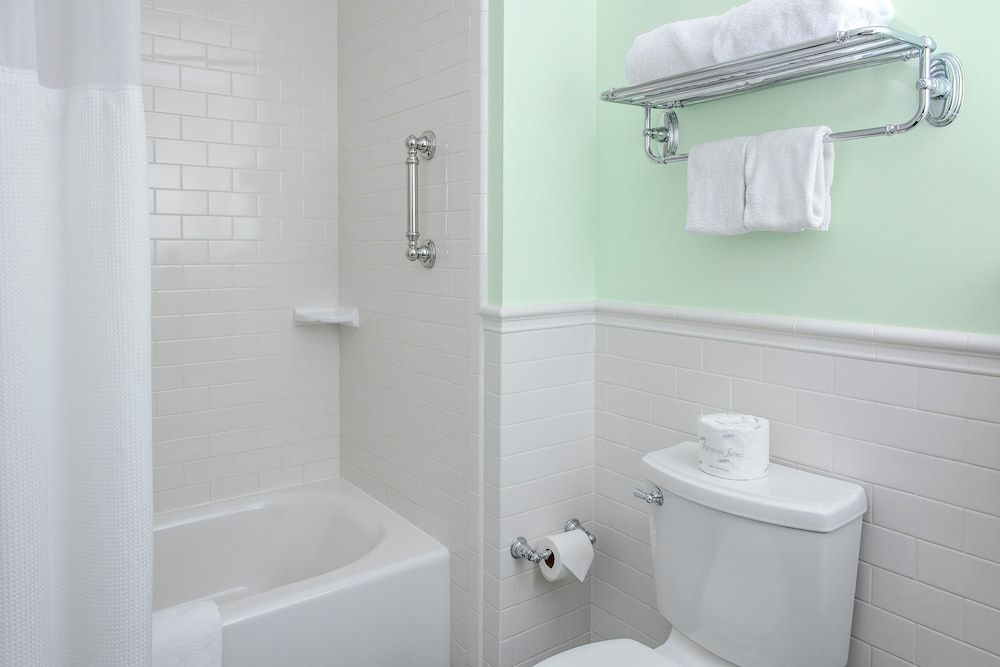 Mills Park Hotel Deluxe Room, 1 King Bed 5