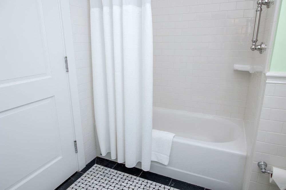 Mills Park Hotel Deluxe Room, 1 King Bed 4