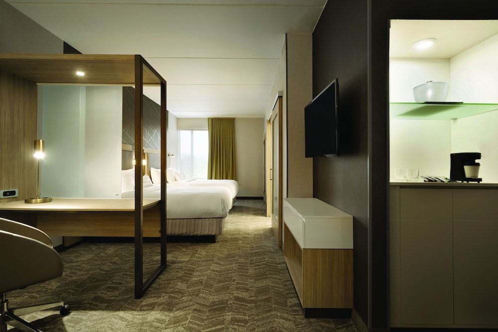 Suite, Multiple Beds (Mobility/Hearing Access, Transf Shwr)