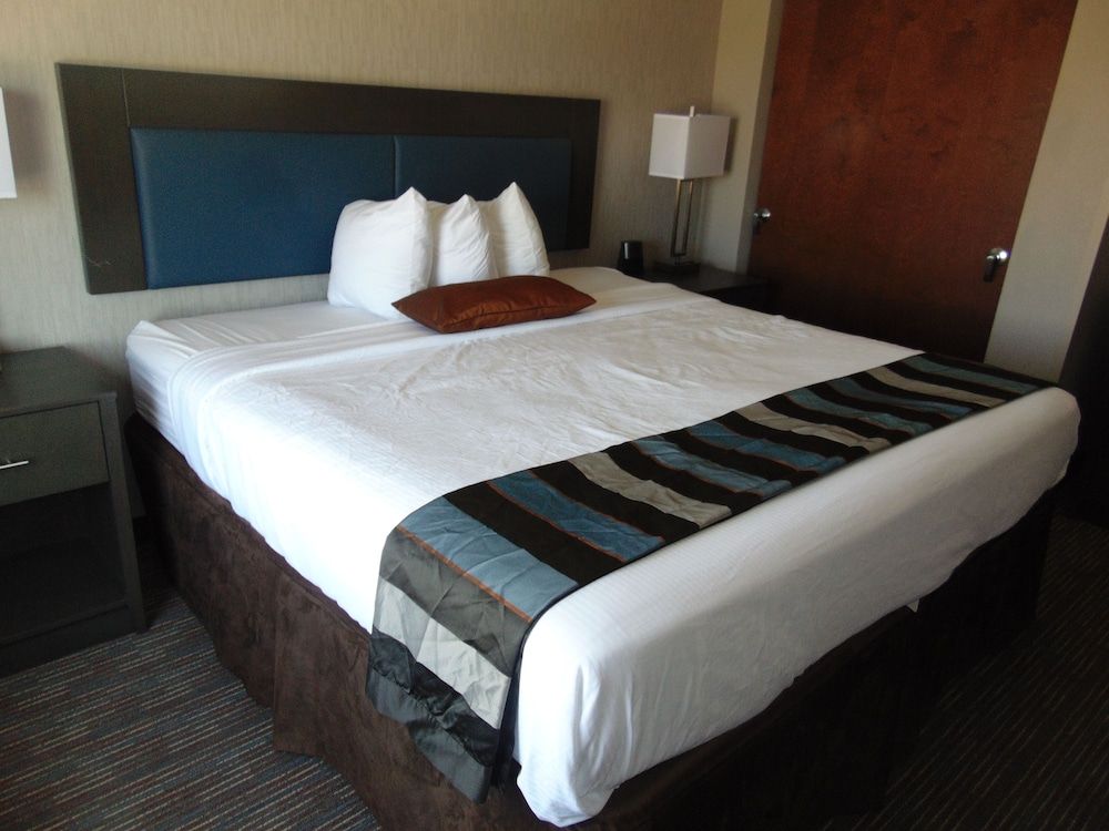 Suite, 1 King Bed, Accessible, Non Smoking (Hearing Impaired)