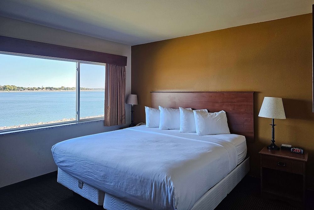 Suite, 1 King Bed, Non Smoking (One-Bedroom, River View)
