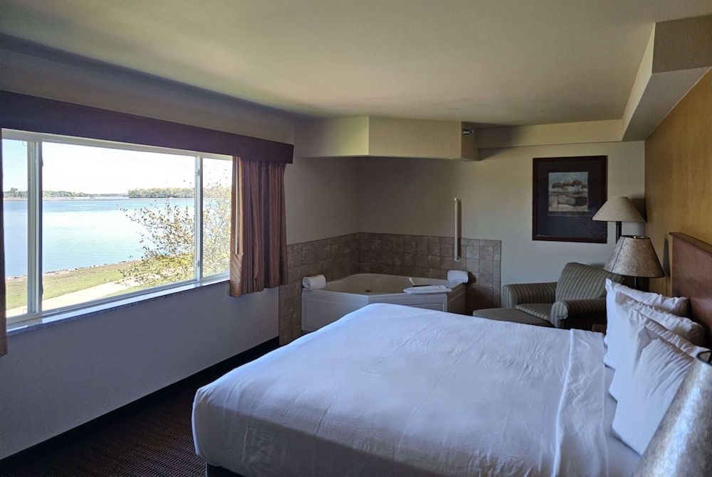Deluxe Suite, 1 King Bed, Non Smoking (One-Bedroom, River View)