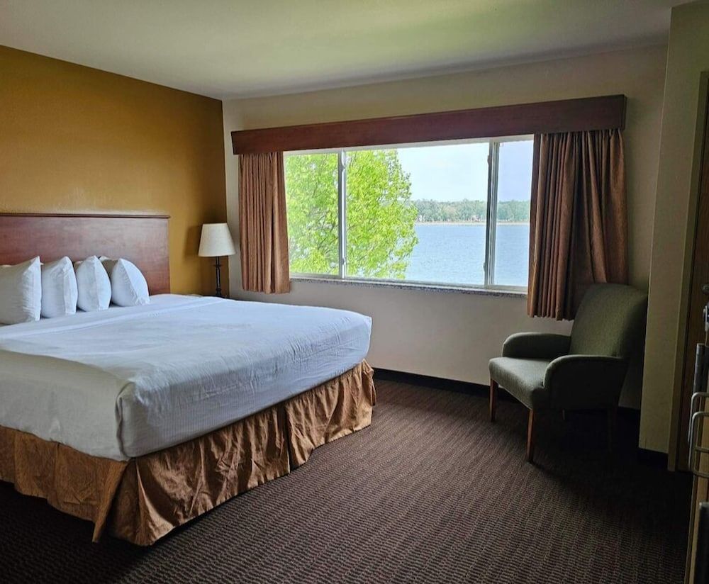 Suite, 1 King Bed, Non Smoking (One-Bedroom, River View)
