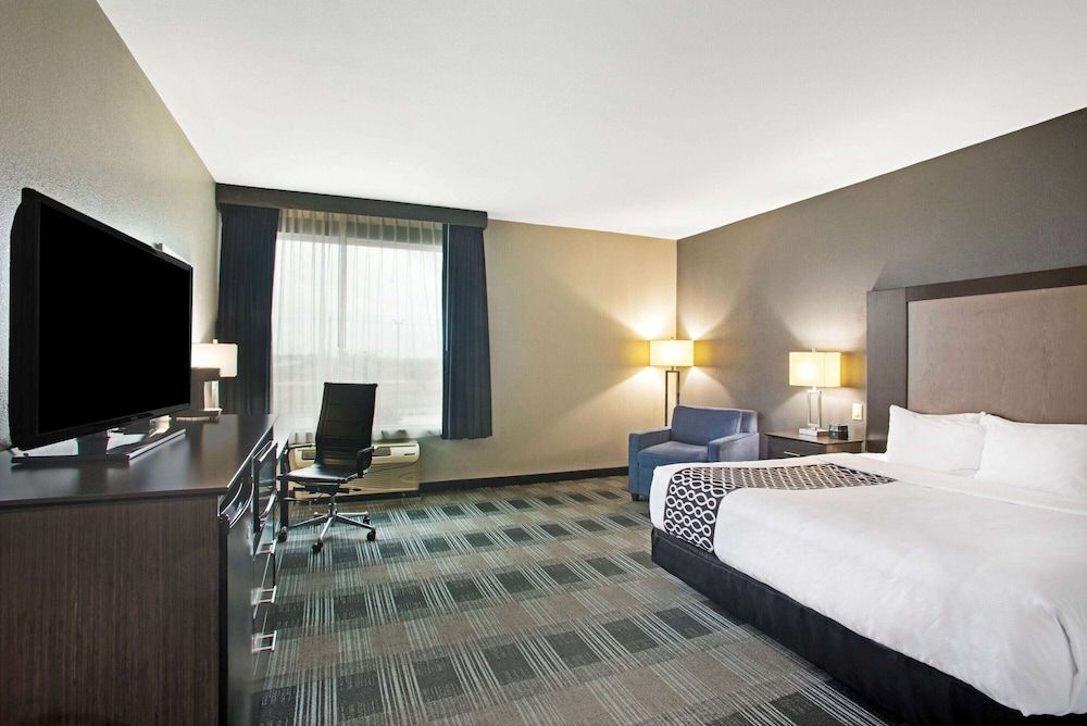 Deluxe Room, 1 King Bed, Accessible, Non Smoking (Mobility, Tub with Grab Bars)