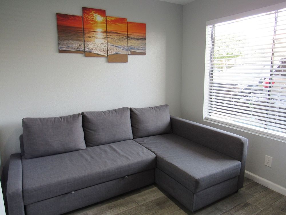 undefined Capri Suites Anaheim 10
