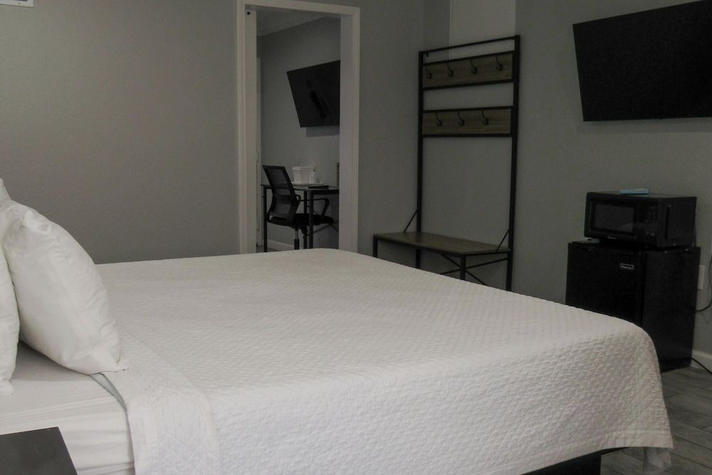 undefined Capri Suites Anaheim 4