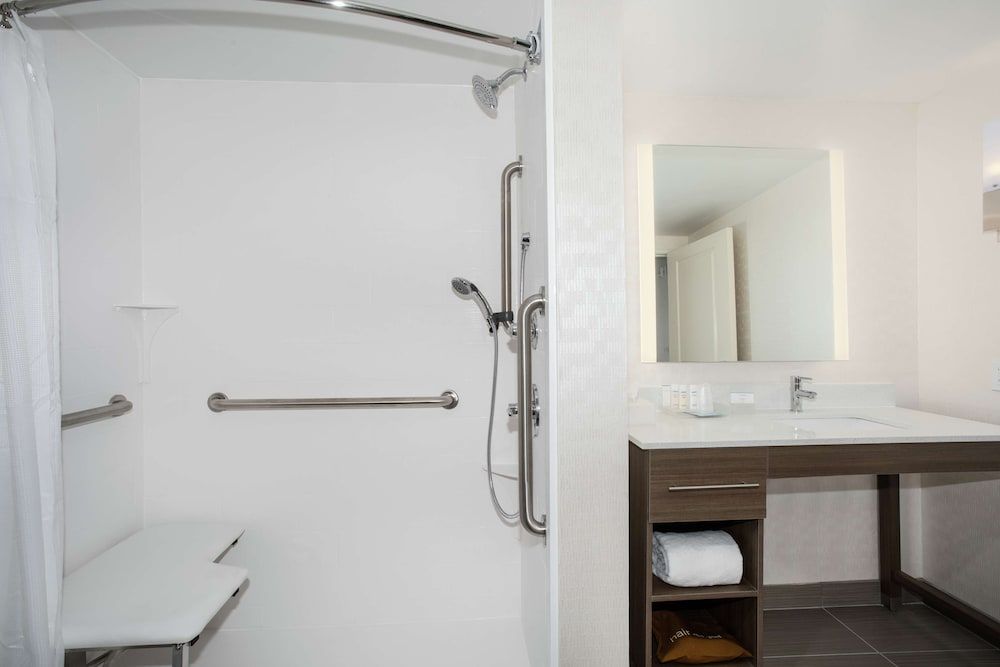 Suite, 1 Bedroom, Non Smoking (Roll-In Shower)