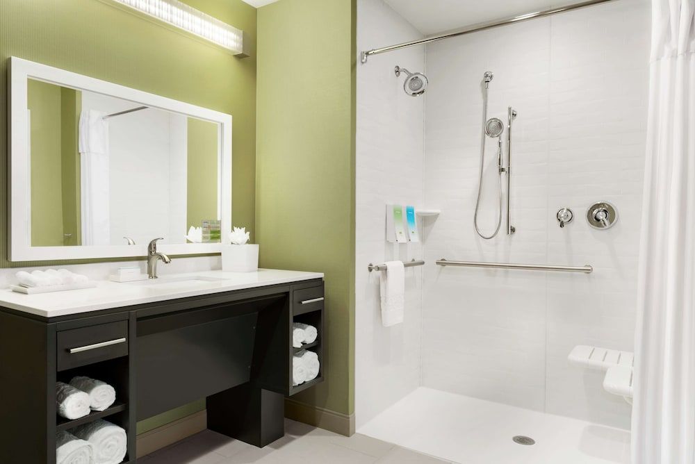 Suite, 1 King Bed, Non Smoking (Roll-in Shower)