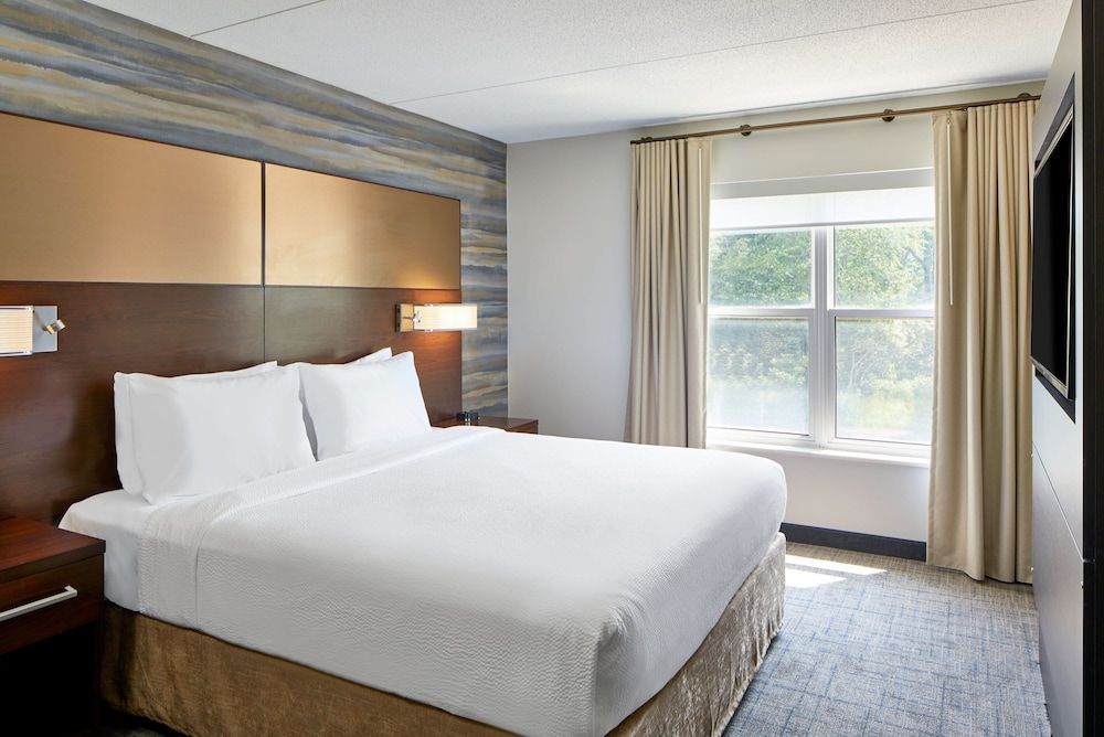 Suite, 2 Bedrooms (Mobility/Hearing Access, Roll-In Shwr)