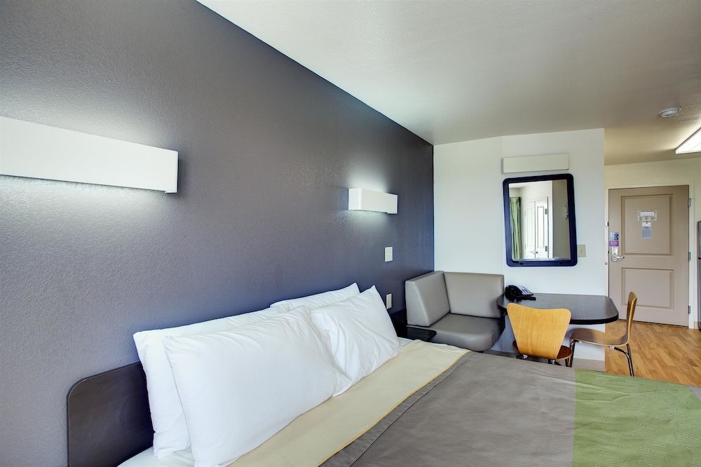 Studio 6 Sweetwater, TX Standard Room, 1 King Bed, Accessible, Non Smoking 5