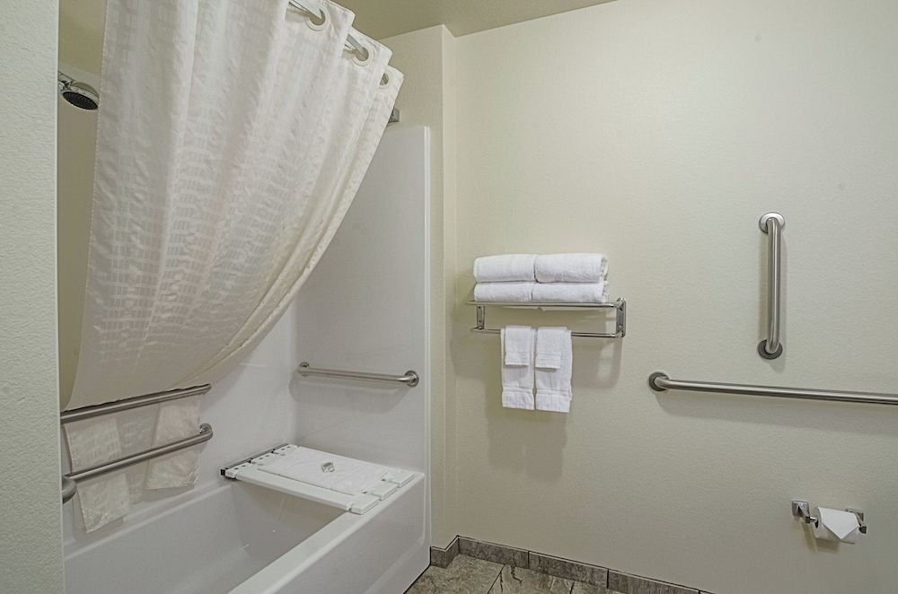 Cobblestone Inn & Suites - Guernsey Room, 1 King Bed, Accessible Benched Tub, Non Smoking 2