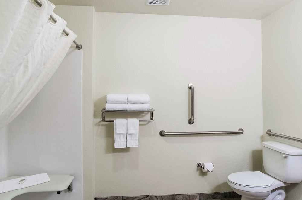 Cobblestone Inn & Suites - Guernsey Suite, 1 King Bed with Sofa Bed, Accessible Roll in Shower, Non Smoking 3