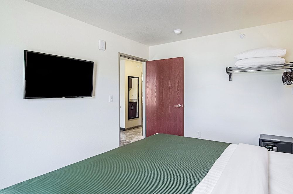 Cobblestone Inn & Suites - Guernsey Suite, 1 King Bed with Sofa Bed, Accessible Roll in Shower, Non Smoking