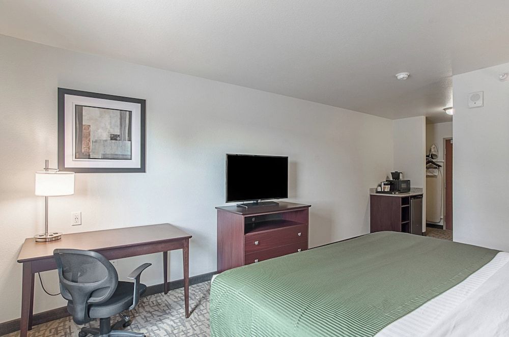 Cobblestone Inn & Suites - Guernsey Room, 1 King Bed, Non Smoking 4