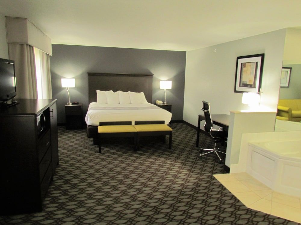 Honeymoon Suite, 1 King Bed, Non Smoking, Jetted Tub