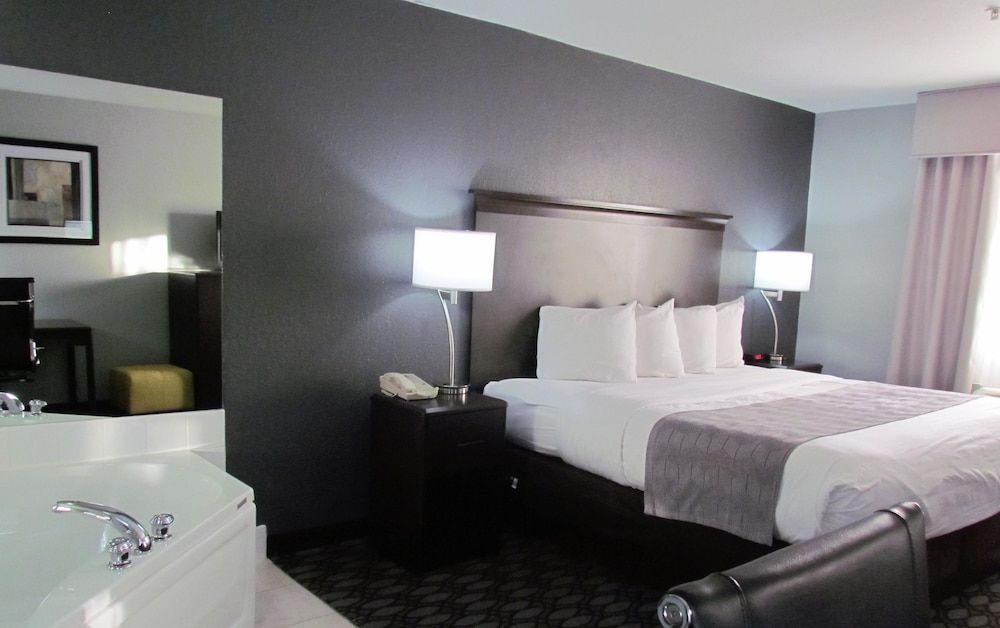 Deluxe Room, 1 King Bed, Non Smoking, Jetted Tub