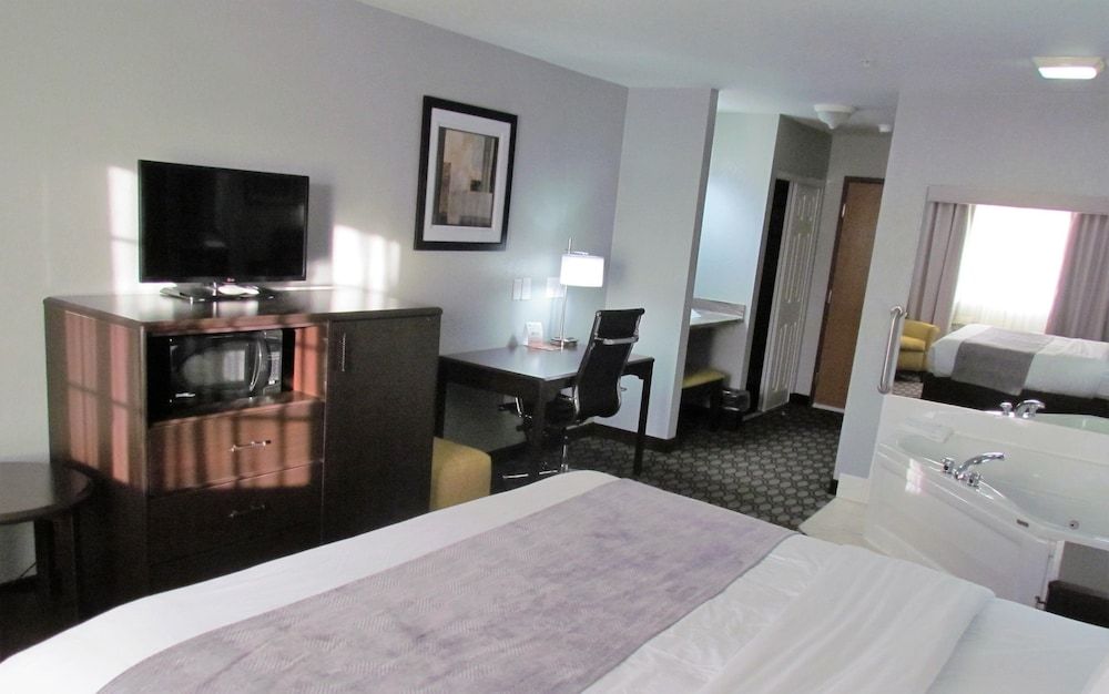 Deluxe Room, 1 King Bed, Non Smoking, Jetted Tub