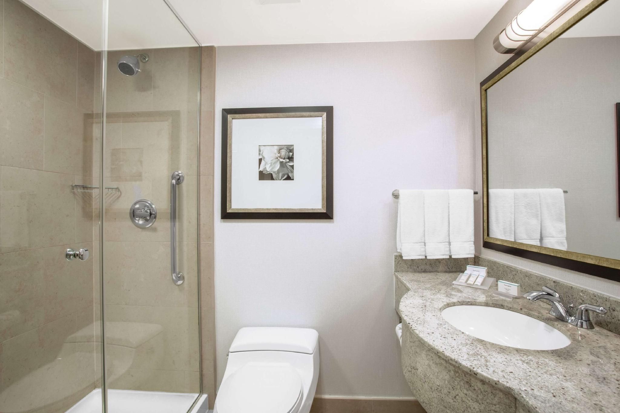2 DOUBLE BEDS W/ SEASONAL PARADE VIEW
