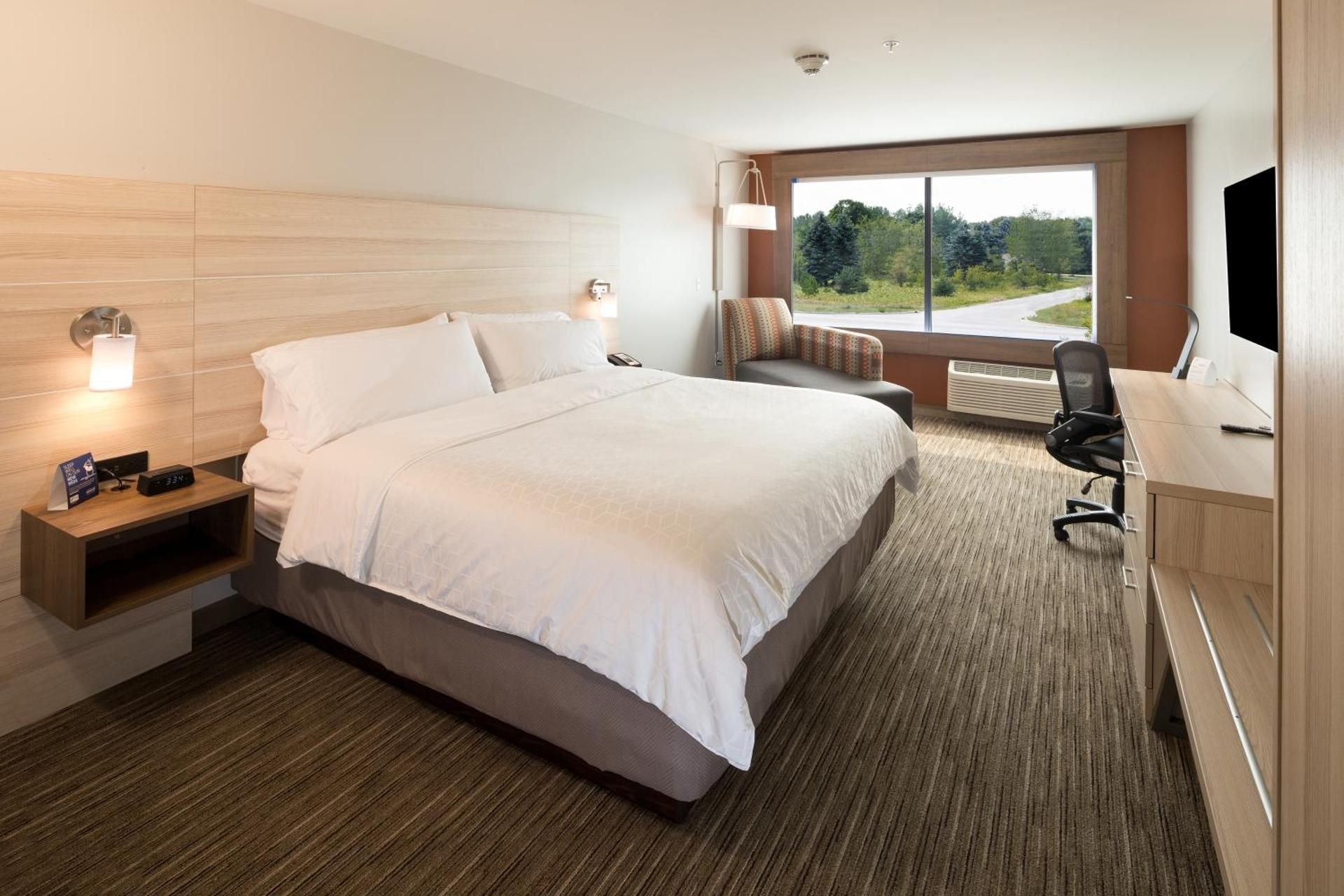 King Room with Accessible Tub - Mobility Access