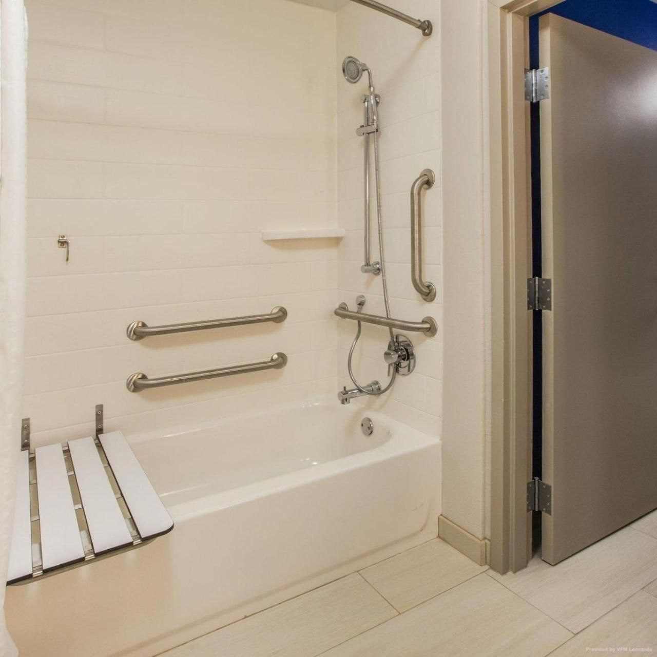 2 Queen Comm Access Tub Suite River View