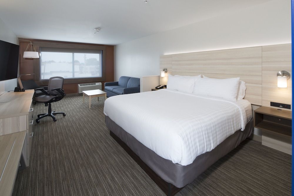 Suite, 1 King Bed, Accessible