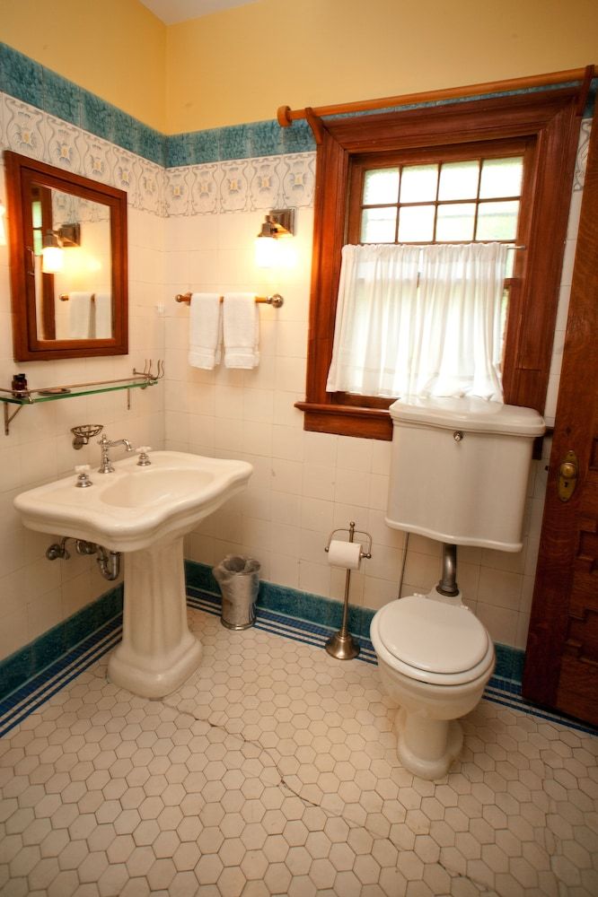 Showers Inn Room, 1 King Bed, Balcony 4