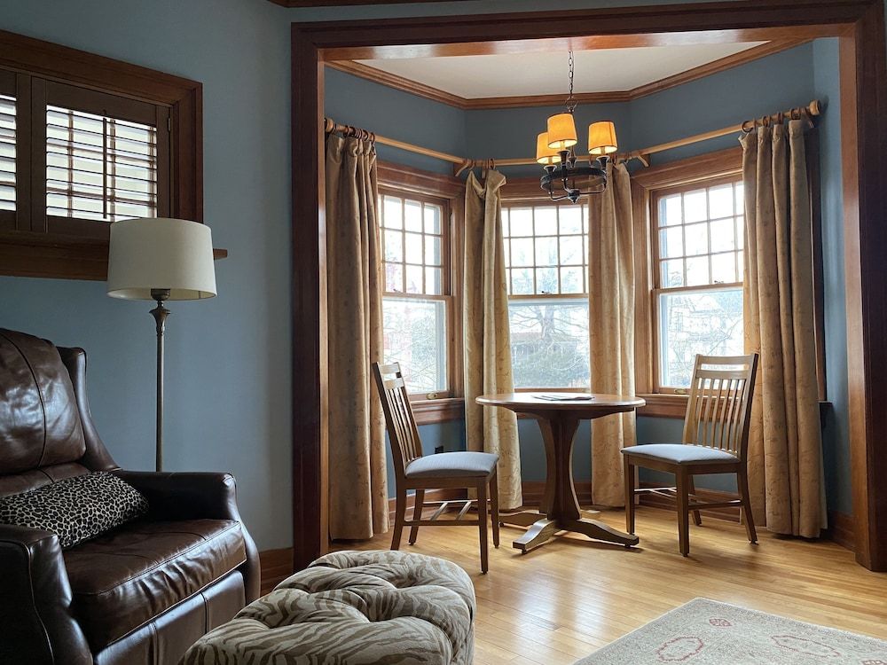 Showers Inn Room, 1 King Bed, Balcony 5