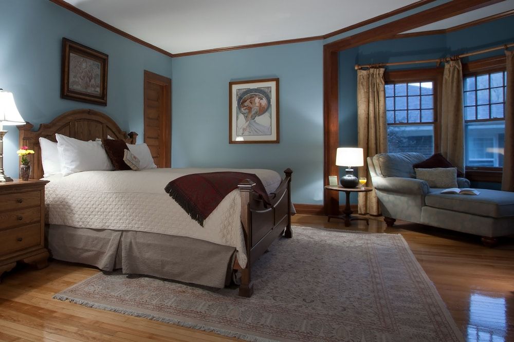 Showers Inn Room, 1 King Bed, Balcony