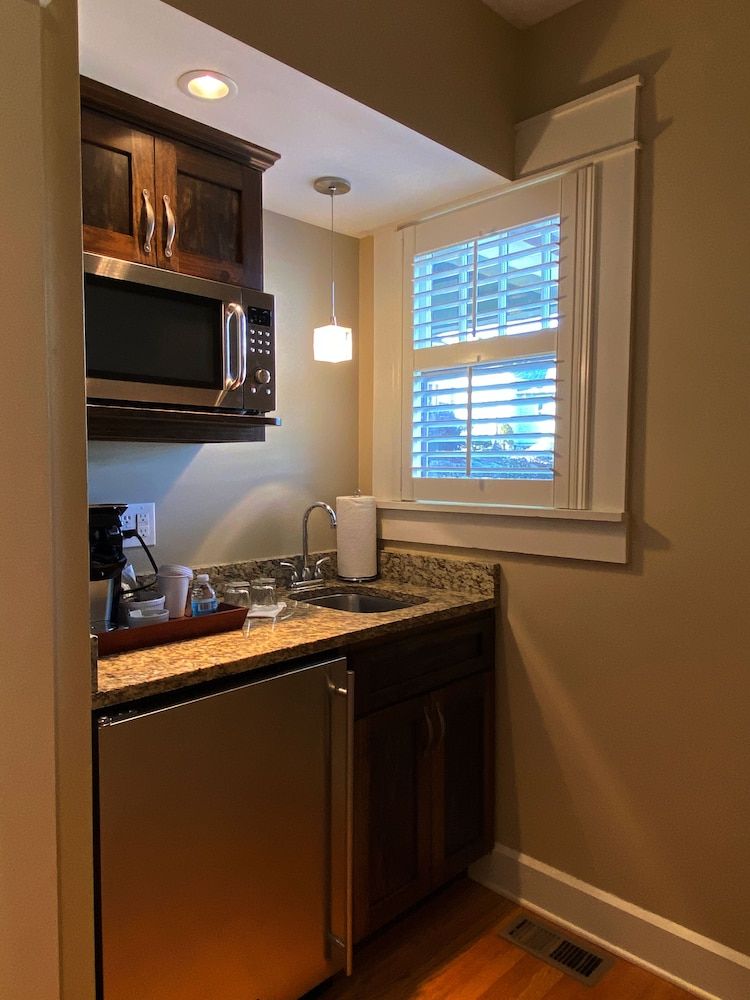 Showers Inn Room, 1 Queen Bed, Kitchenette 4