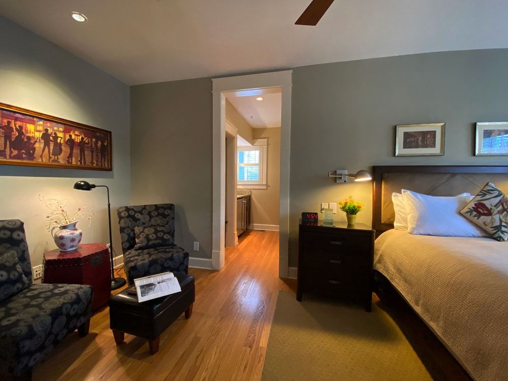 Showers Inn Room, 1 Queen Bed, Kitchenette 6