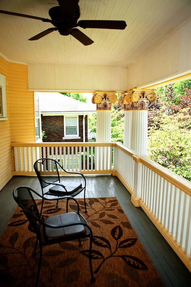 Showers Inn Room, 1 King Bed, Balcony 2