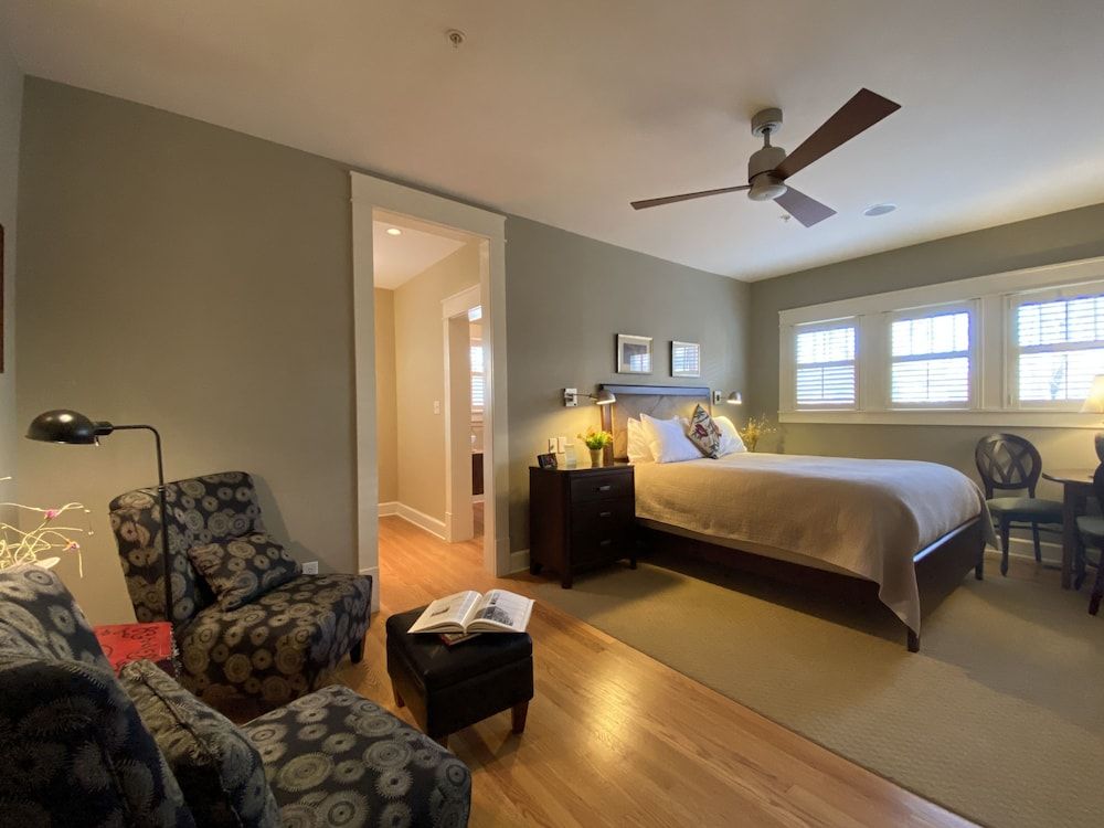 Showers Inn Room, 1 Queen Bed, Kitchenette 2