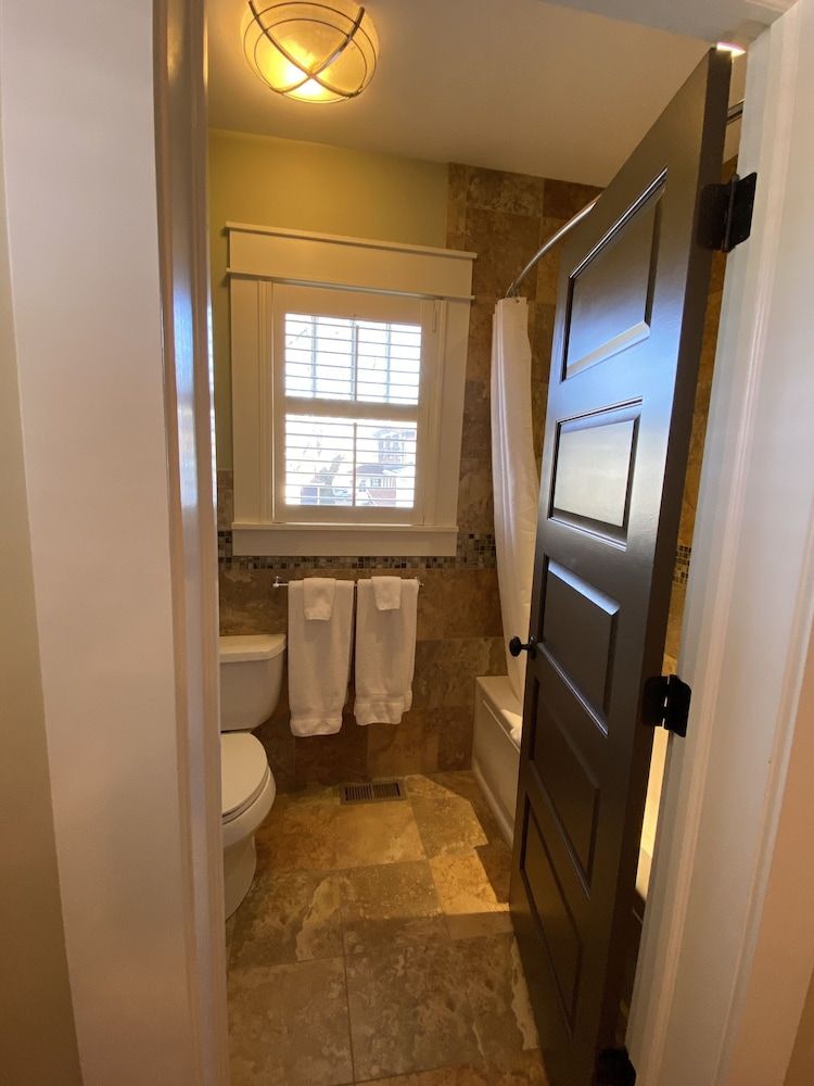 Showers Inn Room, 1 Queen Bed, Kitchenette 3