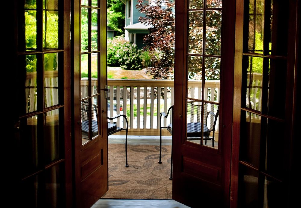 Showers Inn Room, 1 King Bed, Balcony 3