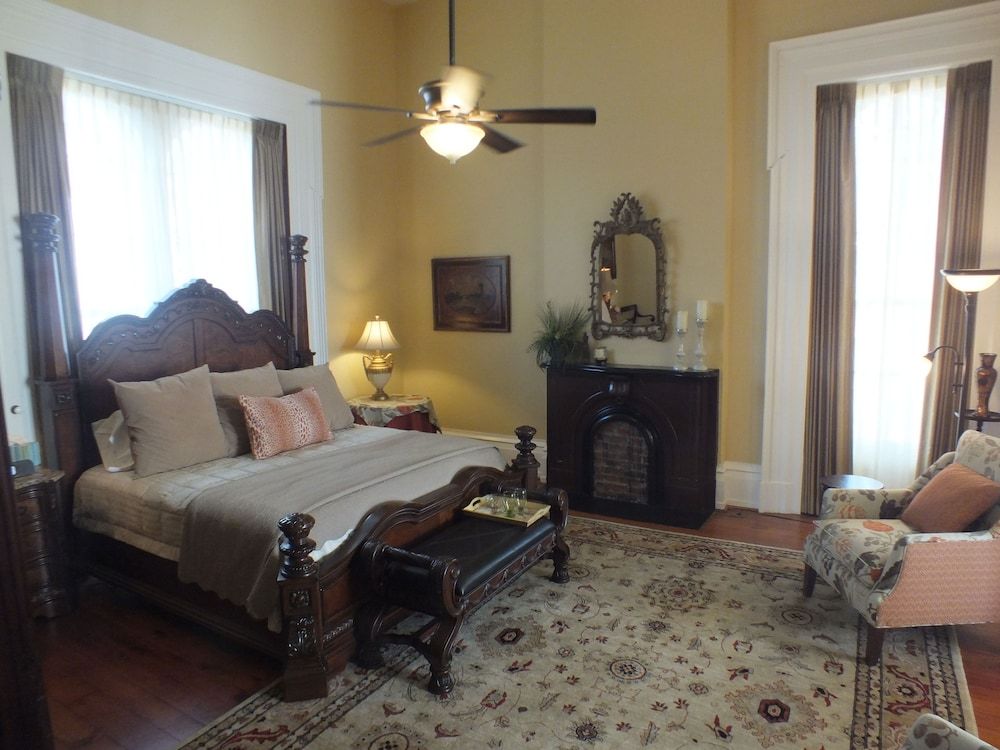 Deluxe Room, 1 King Bed, Garden View (Victor Pepin Suite)