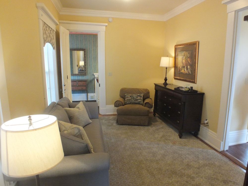 Deluxe Suite (Marilyn Suite)