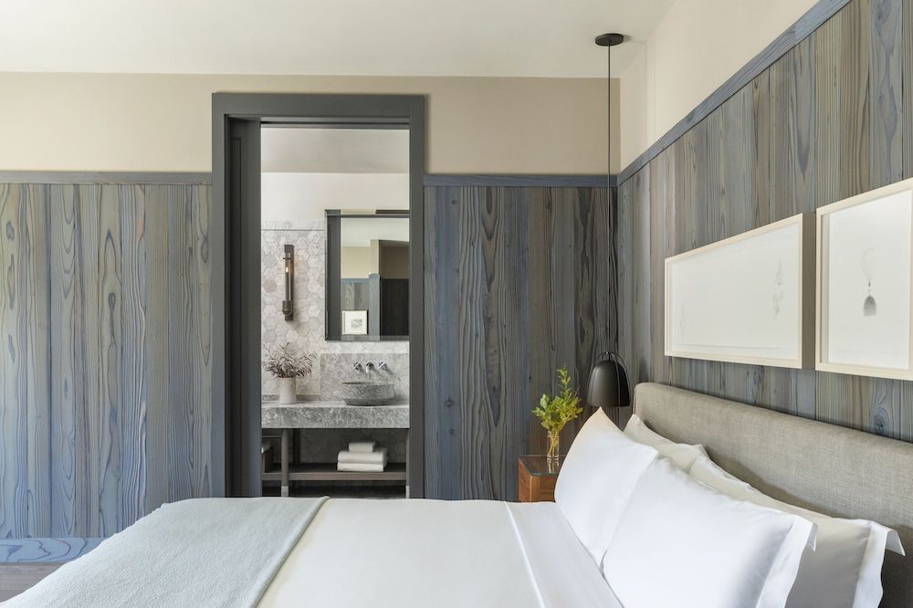 Room, 1 King Bed (Historic Manor, Accessible Tub)