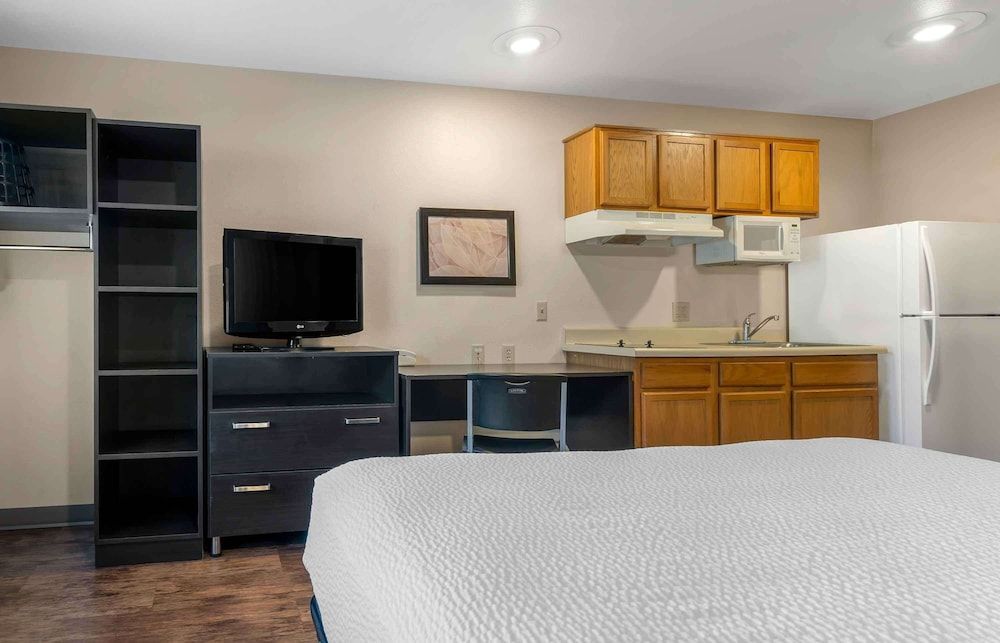 Extended Stay America Select Suites - Orlando - South Standard Studio, 1 Queen Bed, Non Smoking, Refrigerator & Microwave 2