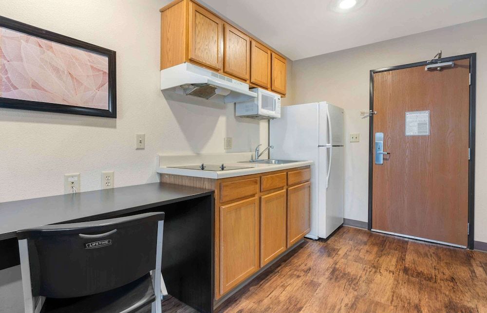 Extended Stay America Select Suites - Orlando - South Standard Studio, 1 Queen Bed, Non Smoking, Refrigerator & Microwave 6