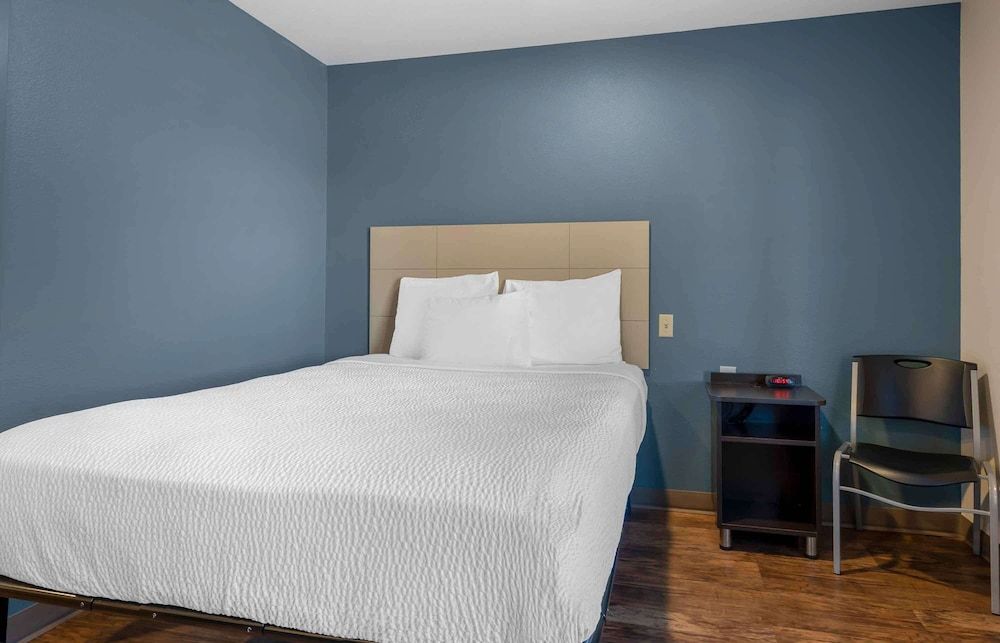 Extended Stay America Select Suites - Orlando - South Standard Studio, 1 Queen Bed, Non Smoking, Refrigerator & Microwave 3
