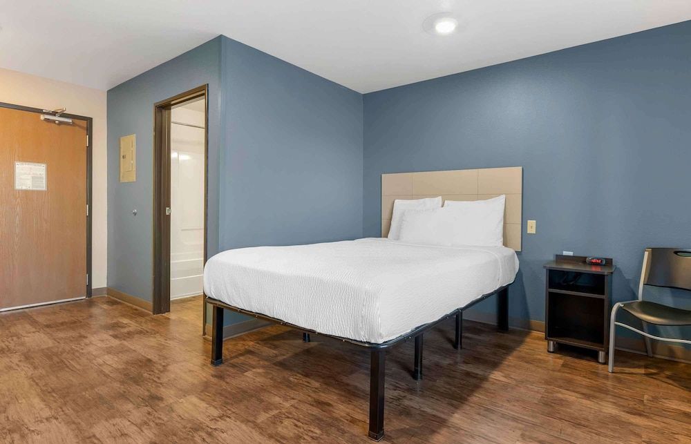 Extended Stay America Select Suites - Orlando - South Standard Studio, 1 Queen Bed, Non Smoking, Refrigerator & Microwave 4