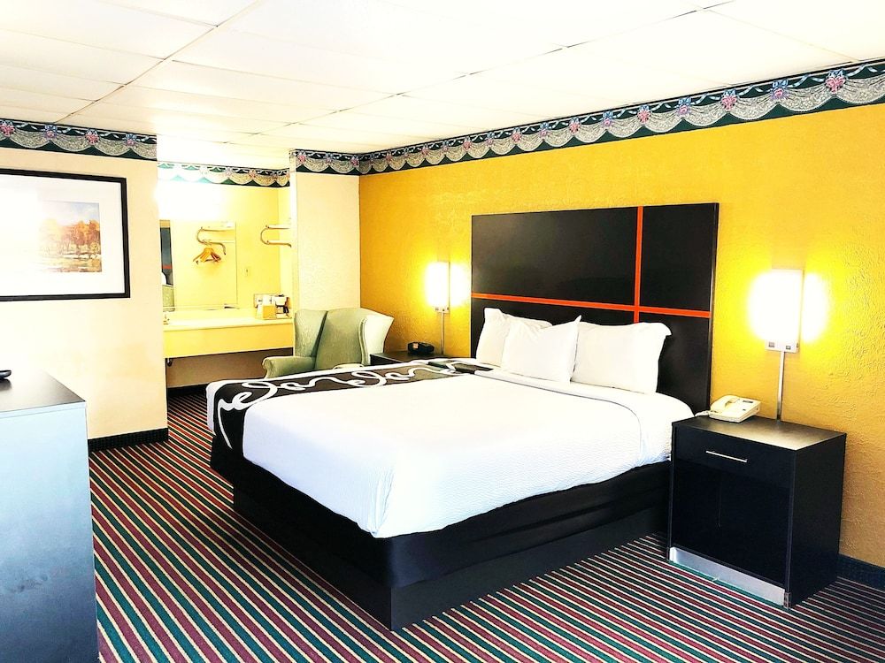 Standard Room, 1 King Bed, Smoking