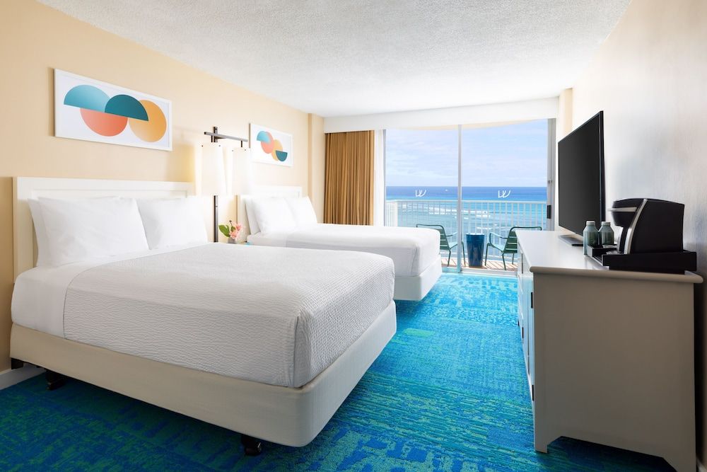 The Twin Fin Hotel Room, 1 King Bed, Oceanfront (with Lanai) 3