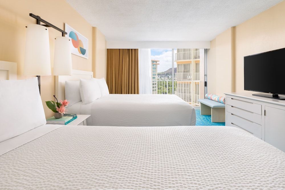 The Twin Fin Hotel Room, 2 Double Beds, City View 2