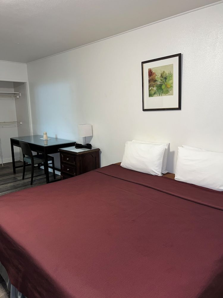 Main Bldg - 2nd Floor - Street Facing - King Bed