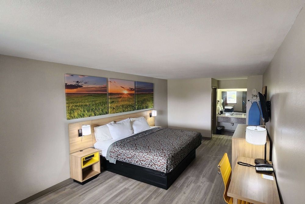Studio Suite, 1 King Bed, Smoking