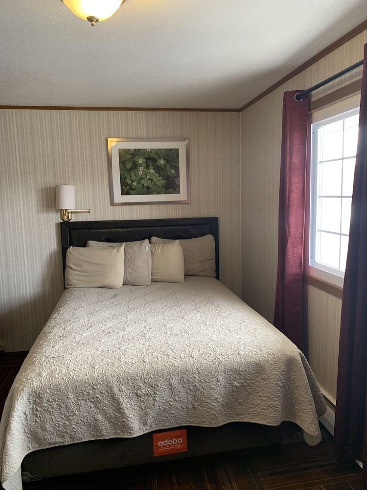 Adoba Hotel Naubinway Standard Room, 1 Queen Bed 3