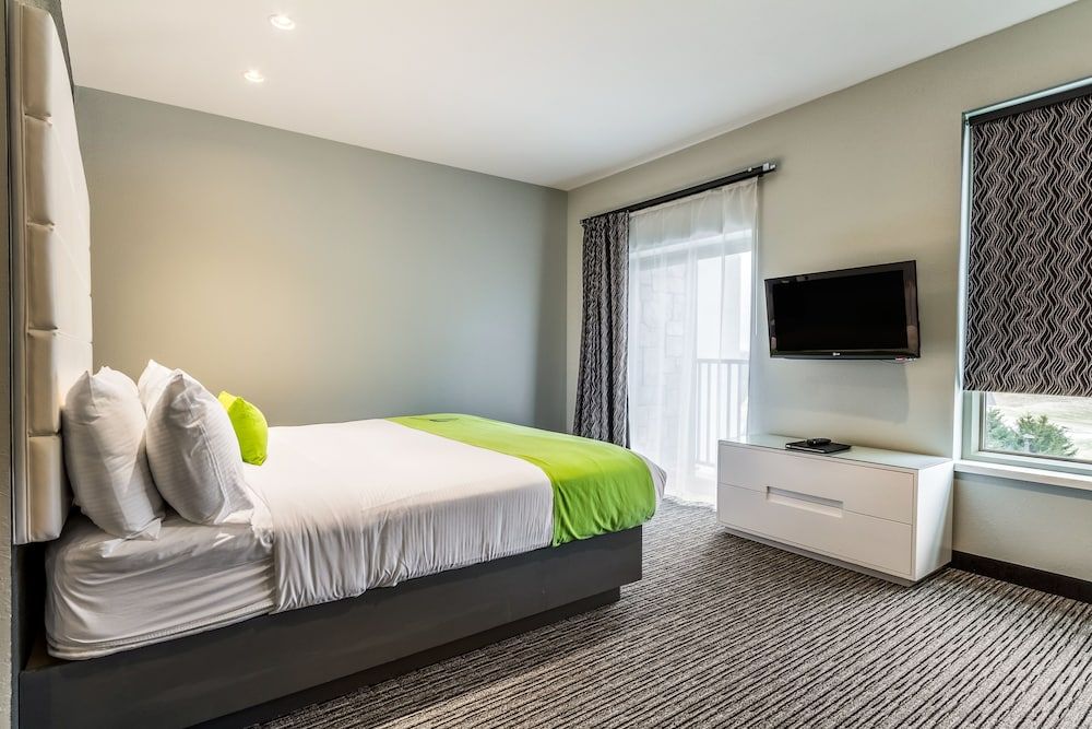 Standard Room, 1 King Bed, Non Smoking, Balcony