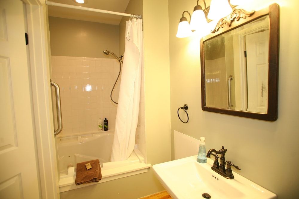 Goldberry Woods Deluxe Suite, 2 Bedrooms, Accessible Marble Shower (White Birch Suite) - No Pets Allowed 5