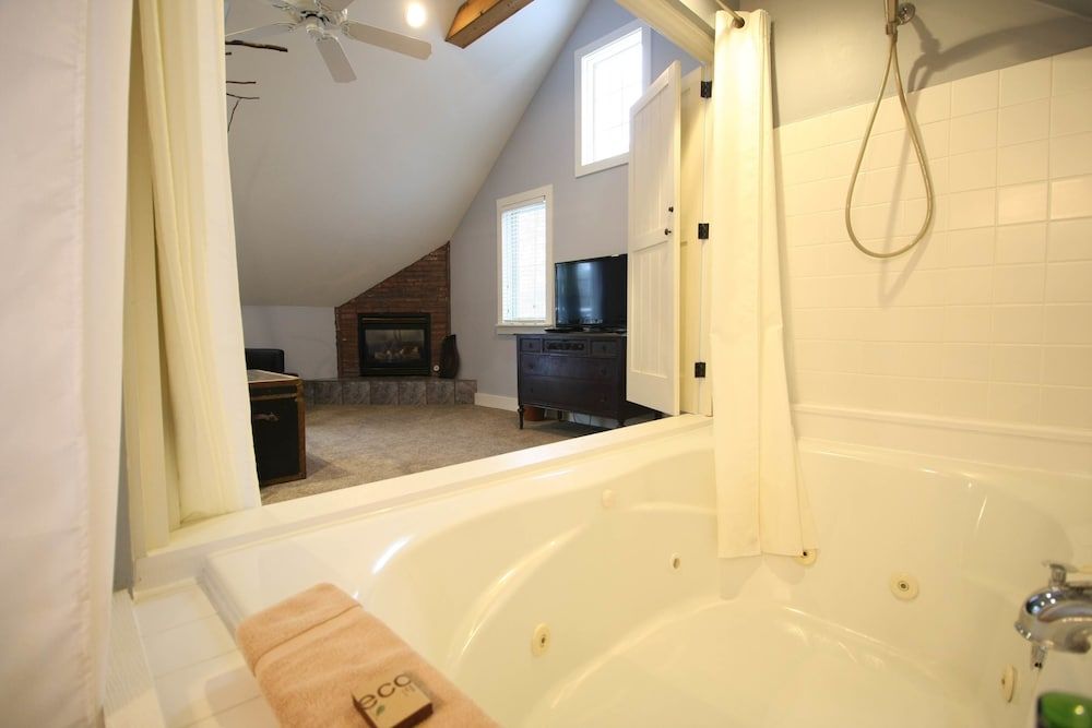 Goldberry Woods Deluxe Room, 1 King Bed, Jetted Tub (American Hornbeam) - No Pets Allowed 4